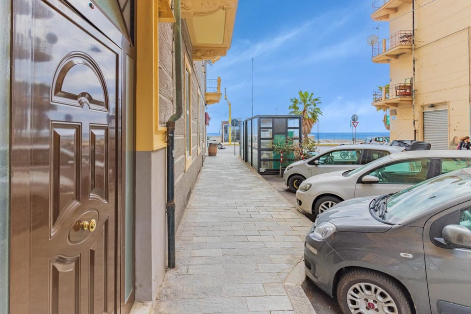 Property building, Day, Neighbourhood, Street view, Location