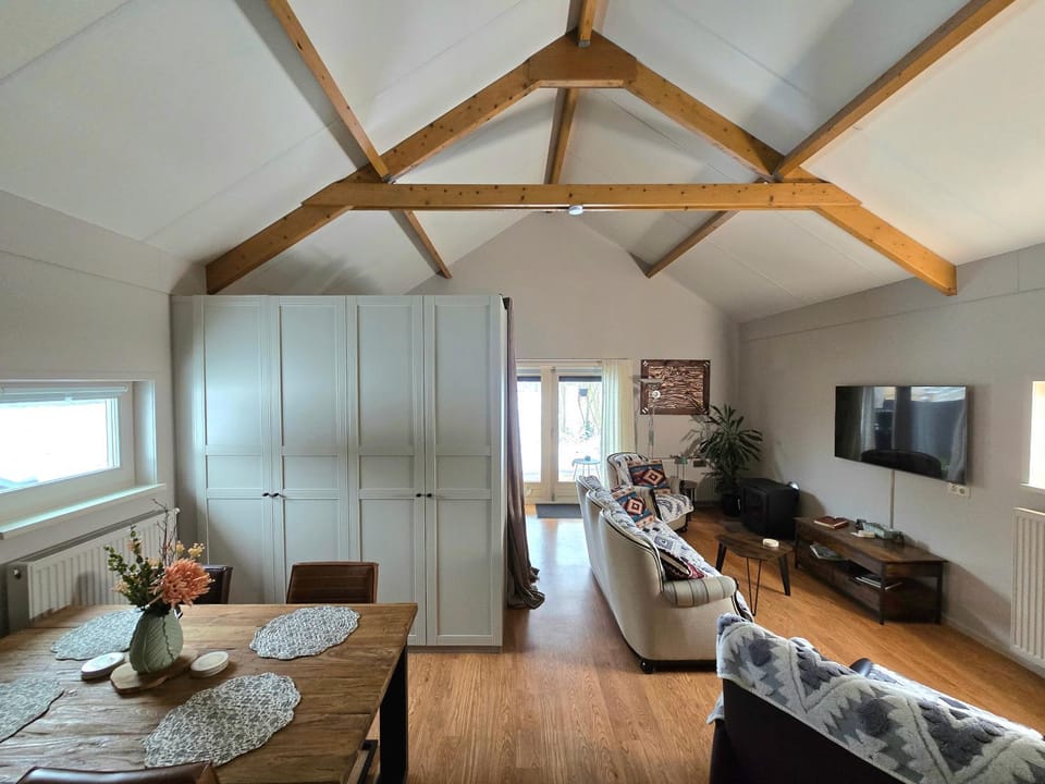 TV and multimedia, Living room, Seating area, Dining area
