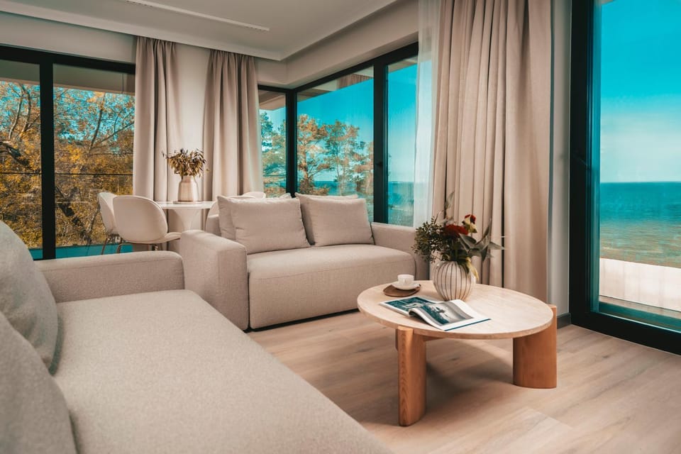 Natural landscape, View (from property/room), Balcony/Terrace, Living room, Seating area, Sea view