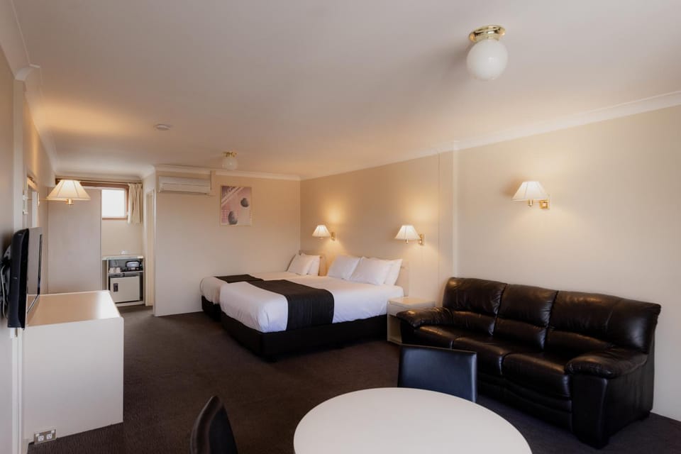 Bed, Living room, Photo of the whole room, Seating area, Bedroom, air conditioner