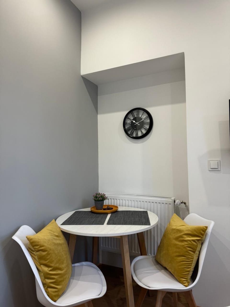 Seating area, Dining area