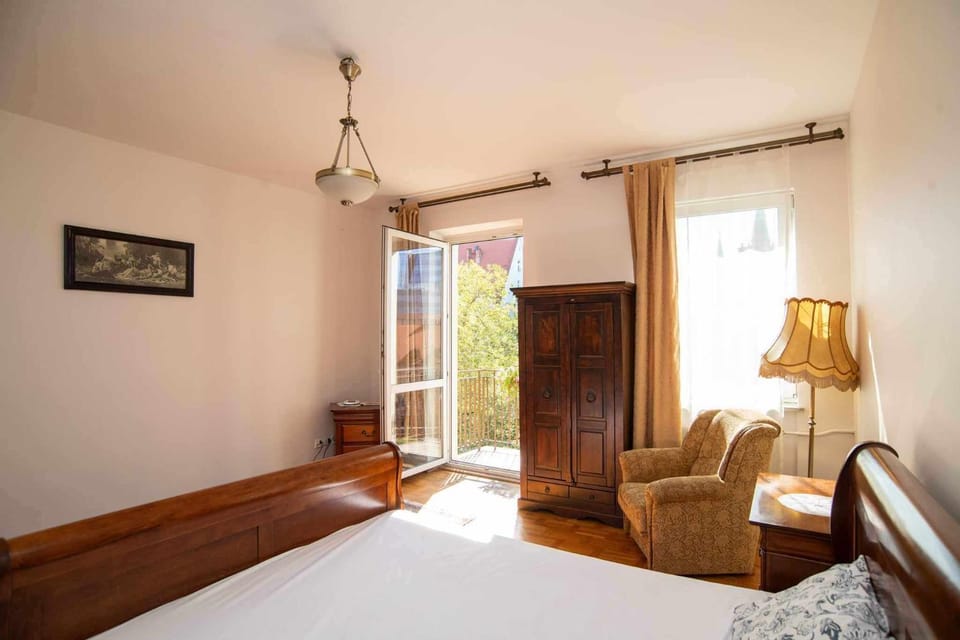 Seating area, Bedroom