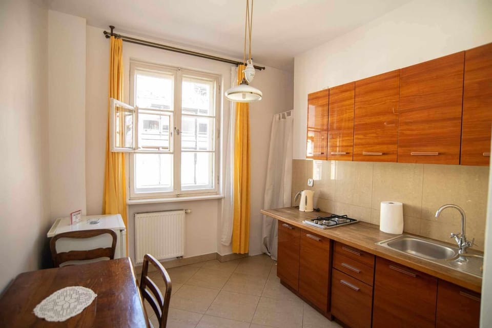 Coffee/tea facilities, Kitchen or kitchenette, stove