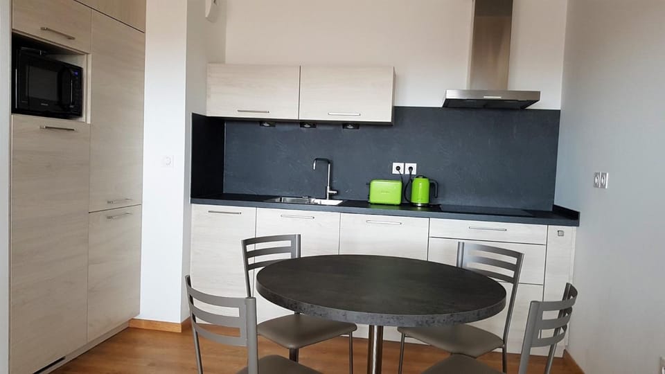 Property building, Kitchen or kitchenette, Living room