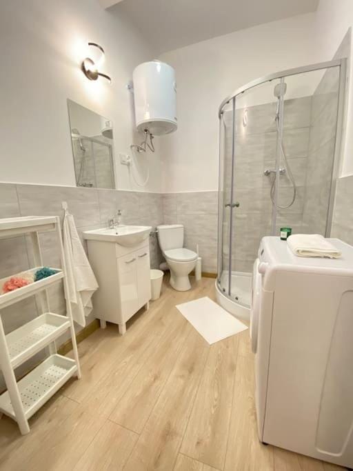 Shower, Toilet, Bathroom, towels