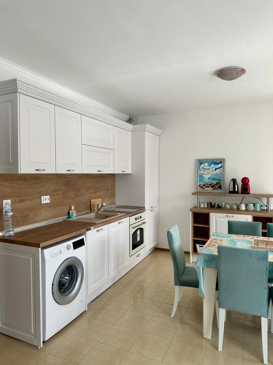 Kitchen or kitchenette, Seating area, Dining area