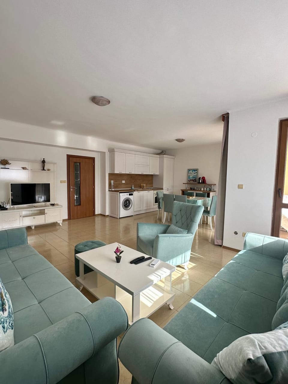 TV and multimedia, Kitchen or kitchenette, Living room, Seating area, Dining area, stove