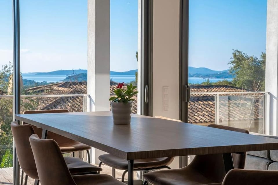 View (from property/room), Dining area, Sea view