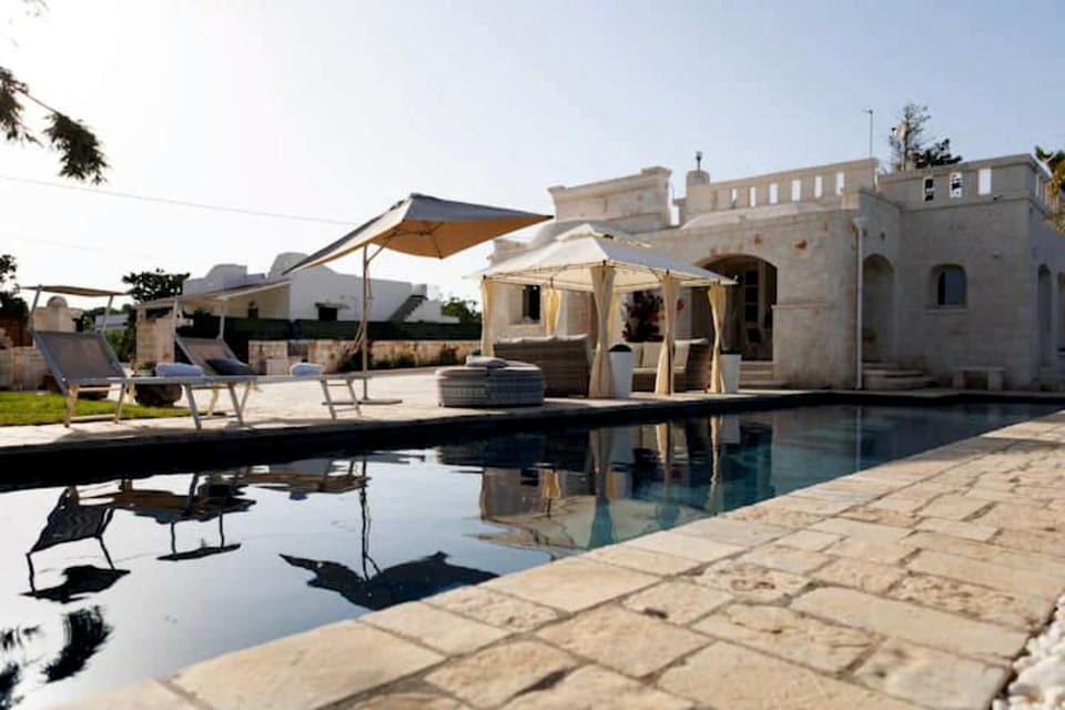 Property building, Patio, Day, Pool view, Swimming pool, sunbed