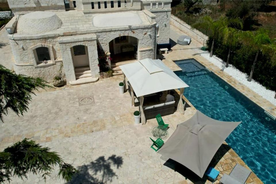 Property building, Patio, Day, Pool view, Swimming pool, sunbed