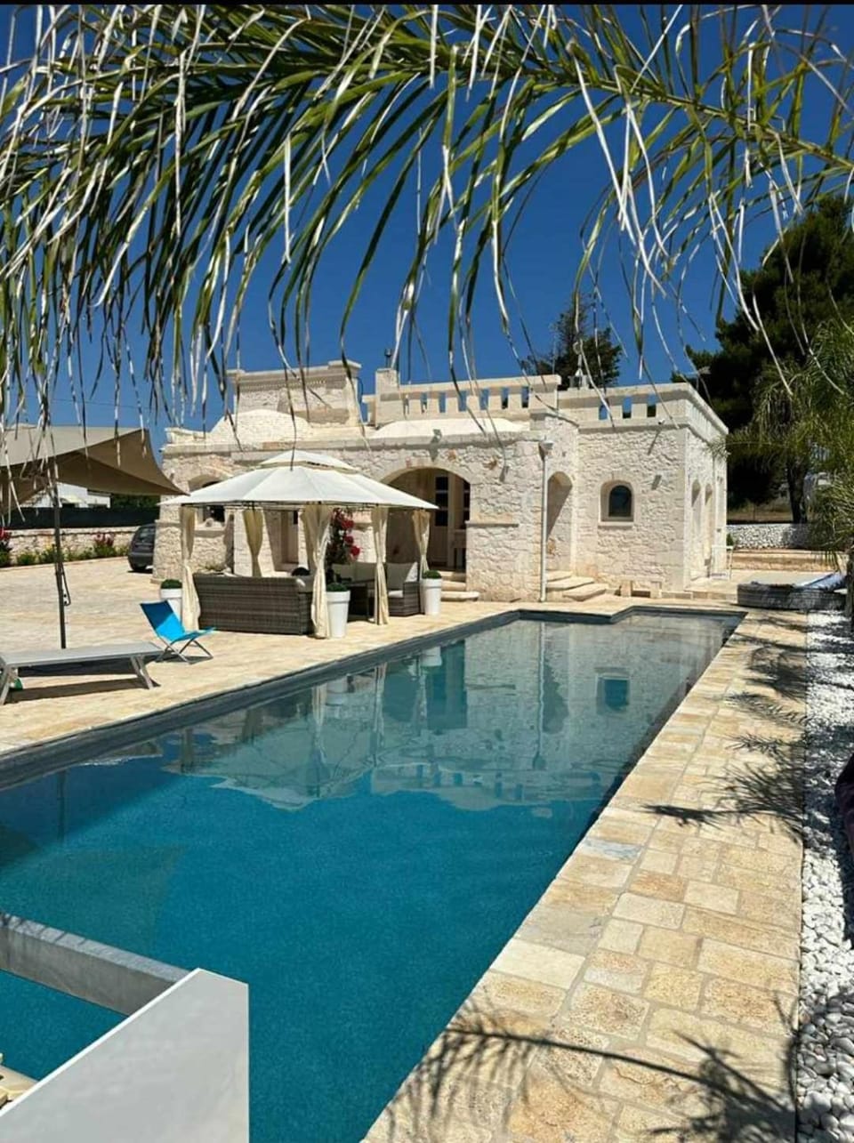 Property building, Patio, Day, Pool view, Swimming pool, sunbed