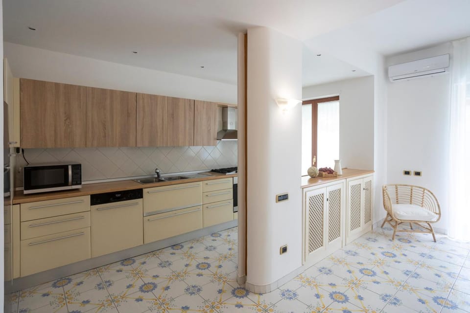 Dining area, minibar, pet friendly, stove, air conditioner