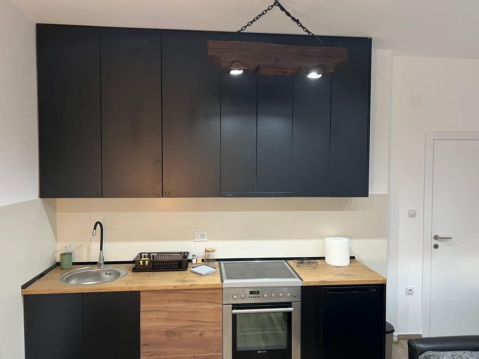 Kitchen or kitchenette, pet friendly, stove