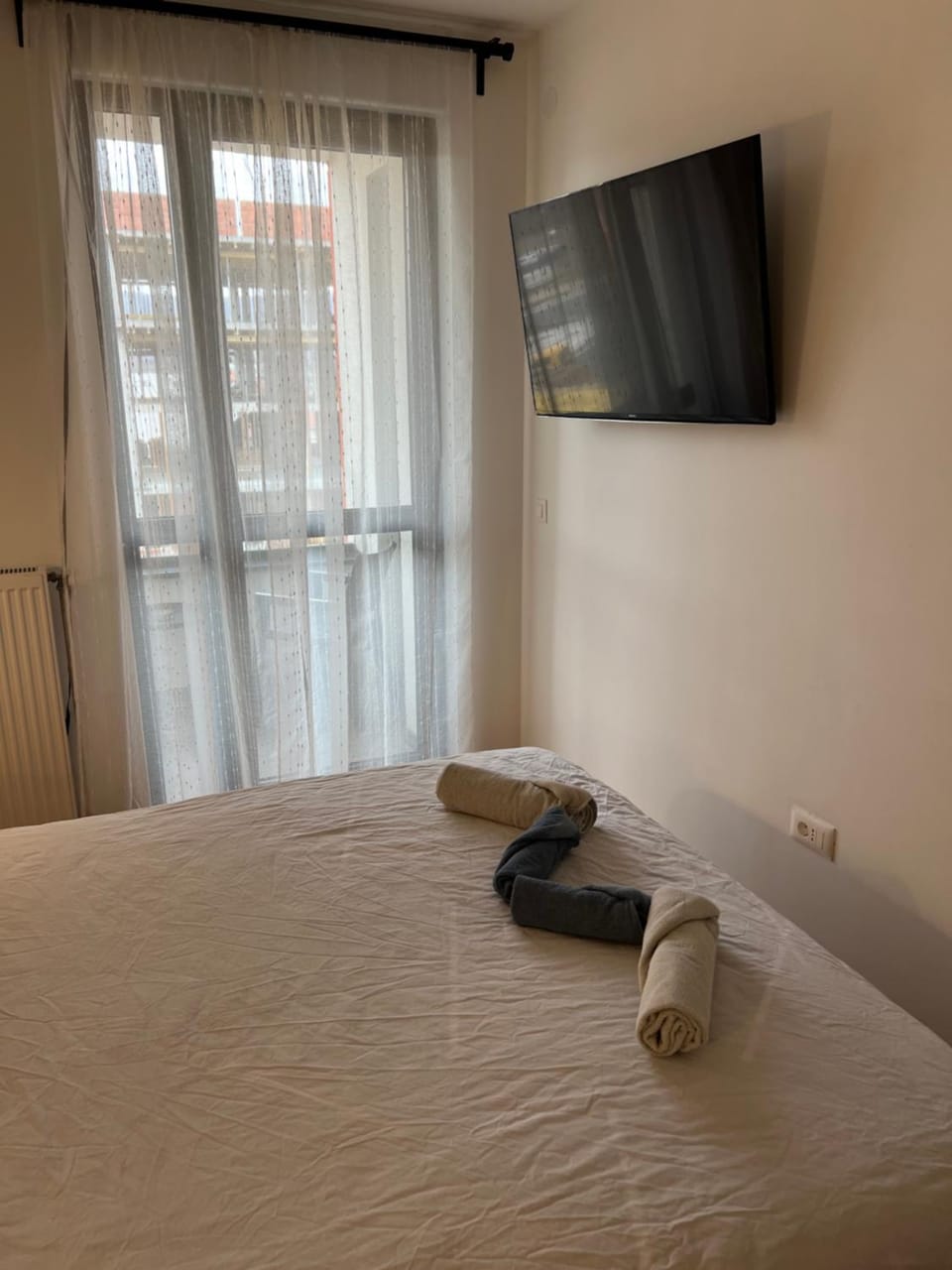 Bed, TV and multimedia, Photo of the whole room, Bedroom, towels