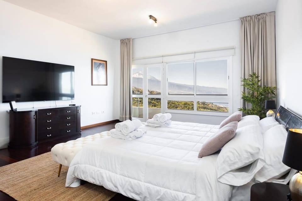 Bed, TV and multimedia, Photo of the whole room, Bedroom