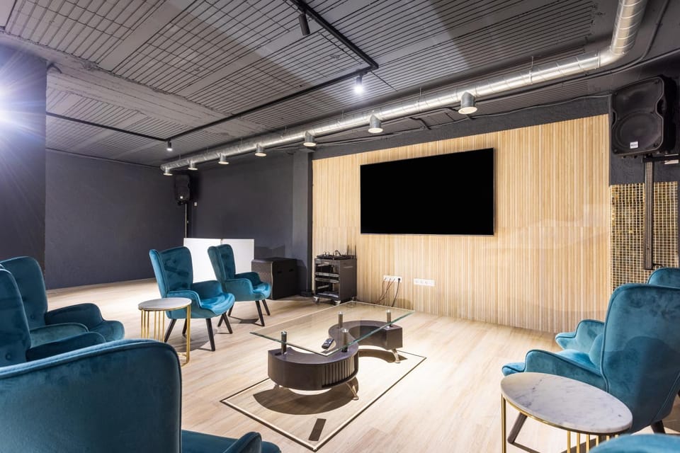 Nightclub / DJ, TV and multimedia, Living room, Evening entertainment