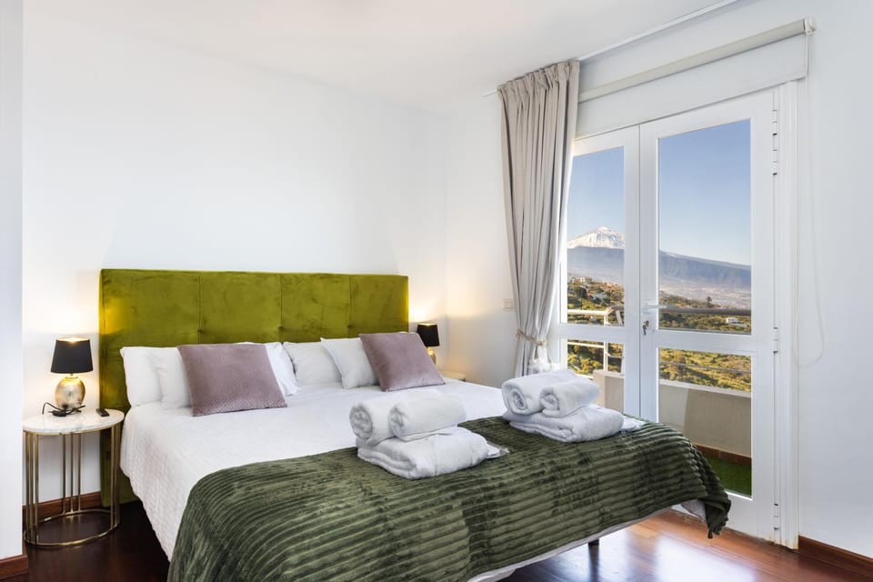 Bed, Natural landscape, Photo of the whole room, Bedroom, Mountain view, towels