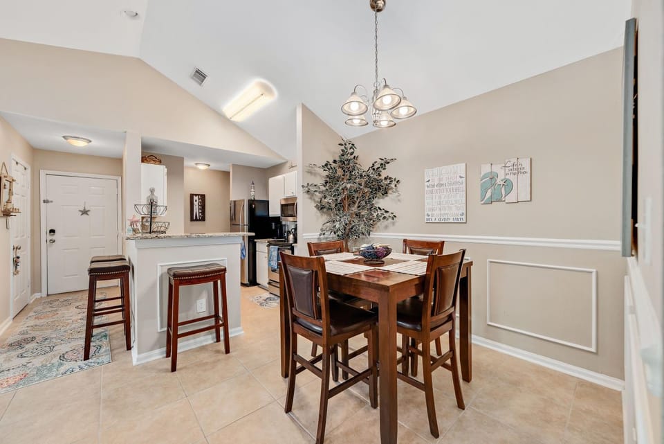 Charming Condo with luxe amenities less than 10 minutes from the Beach House in Gulf Shores