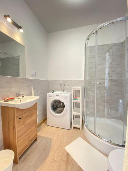 Shower, Toilet, Bathroom, towels, washing machine