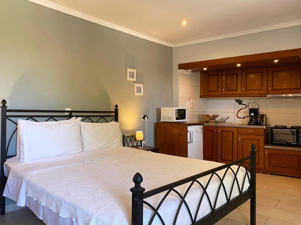 Kitchen or kitchenette, Bedroom