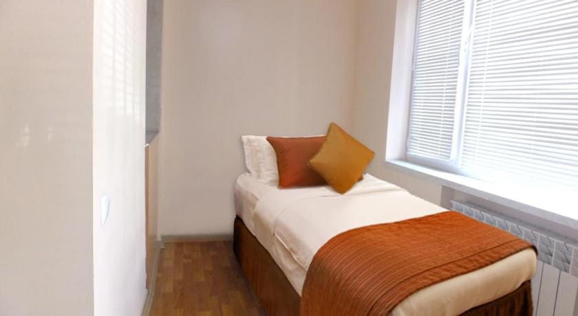 Bed, Day, Photo of the whole room, Decorative detail, On site