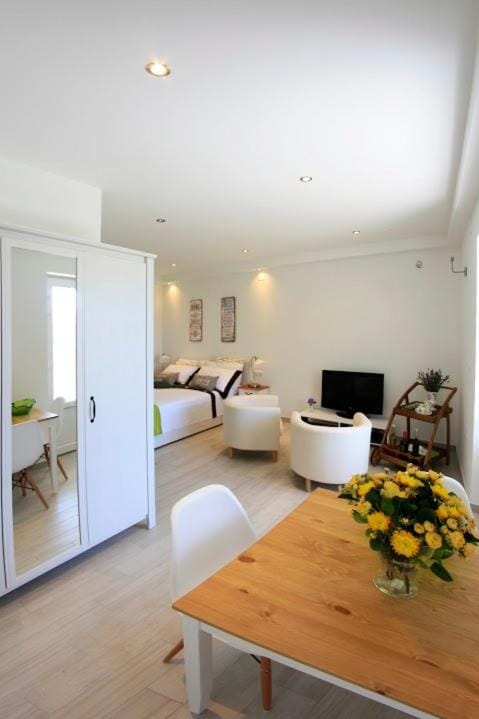 Property building, Food and drinks