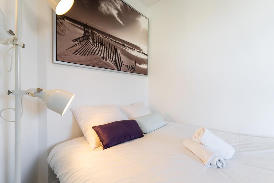 Bed, towels