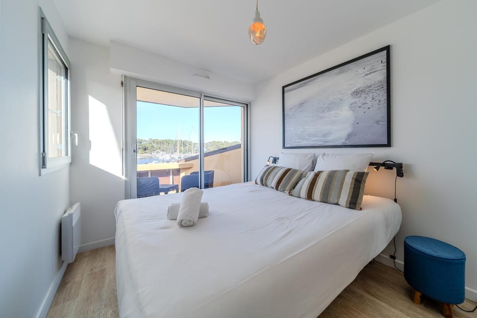 Bed, Balcony/Terrace, Bedroom