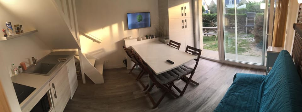 TV and multimedia, Kitchen or kitchenette, Living room, Seating area, Dining area