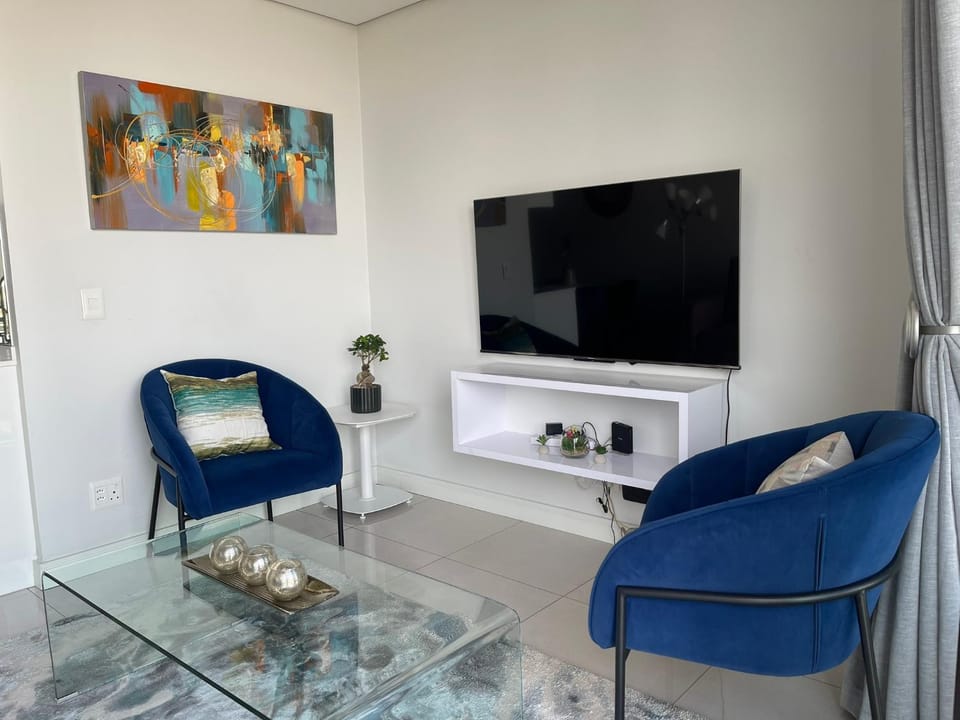 Communal lounge/ TV room, TV and multimedia, Living room, Seating area, Evening entertainment