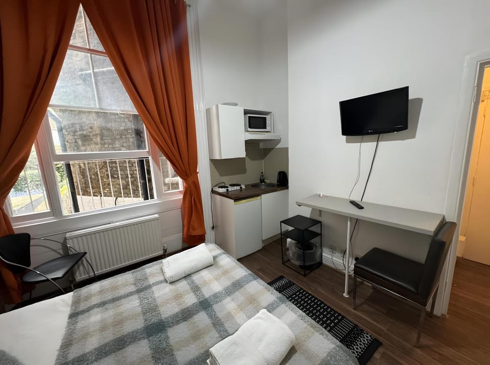 Communal lounge/ TV room, Bed, Kitchen or kitchenette