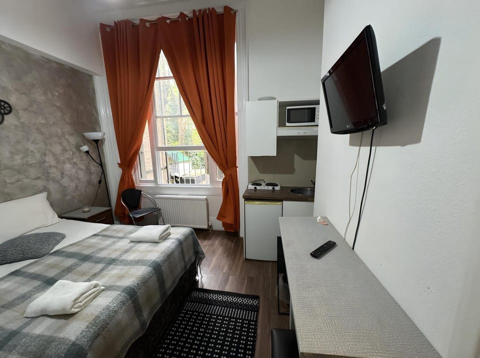 Bed, TV and multimedia, Living room, Photo of the whole room, Bedroom