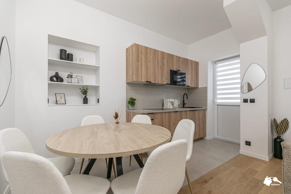 Kitchen or kitchenette, Dining area, minibar, pet friendly, stove