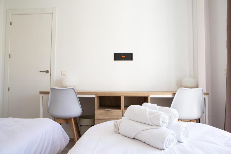 Bed, Bedroom, towels