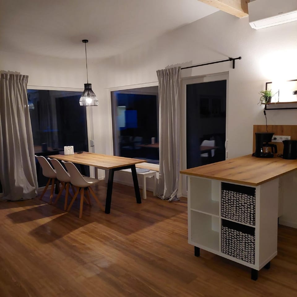 Kitchen or kitchenette, Dining area