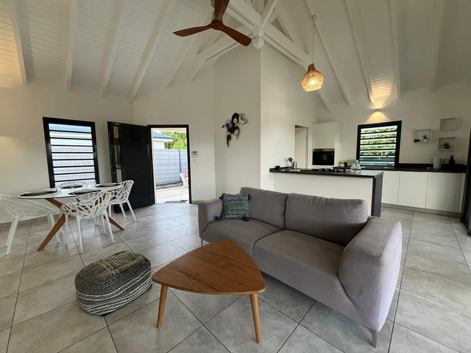 TV and multimedia, Kitchen or kitchenette, Living room, Seating area, Dining area, fireplace, minibar
