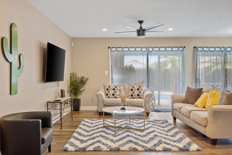 Glendale Getaway Parkwest Pool - Glendale GetAway-Pool - Stadium- Westgate- King Bed House in Glendale