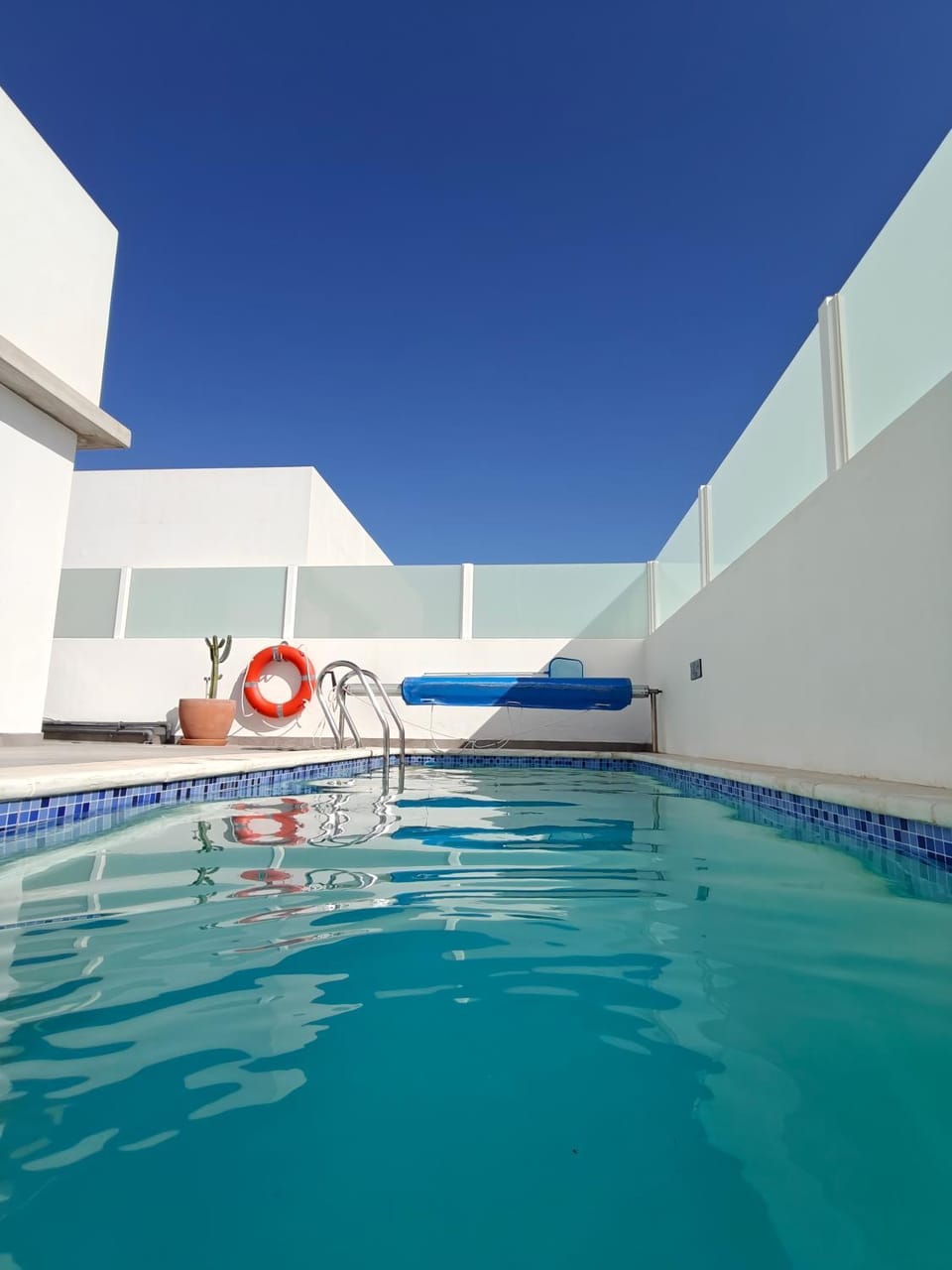 Day, Swimming pool