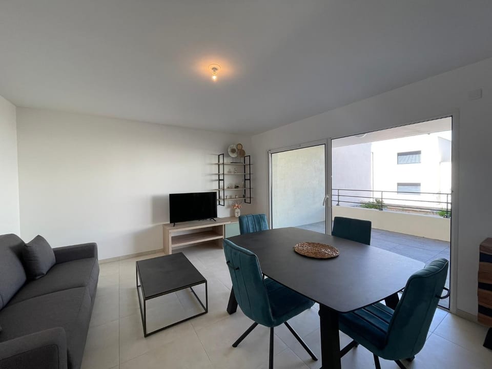 Communal lounge/ TV room, TV and multimedia, Living room, Seating area