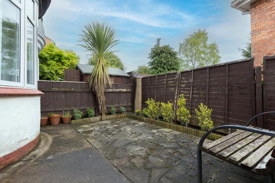 Comfortable 3 Bedroom Home Sleeps 5 Apartment in England