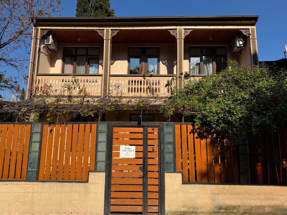 Property building, Day, Balcony/Terrace