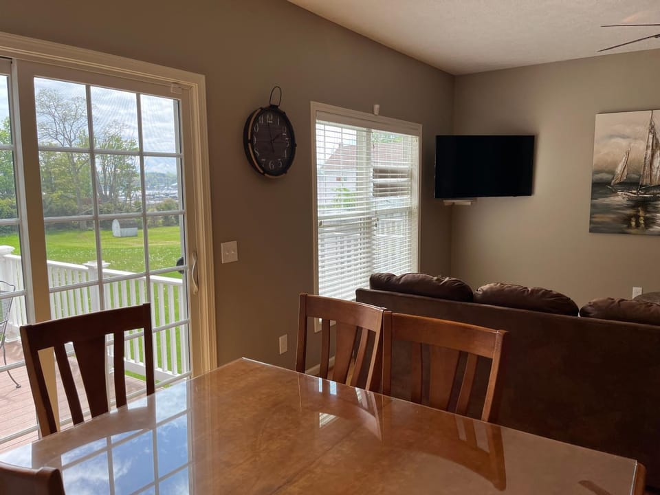 Seating area, Dining area