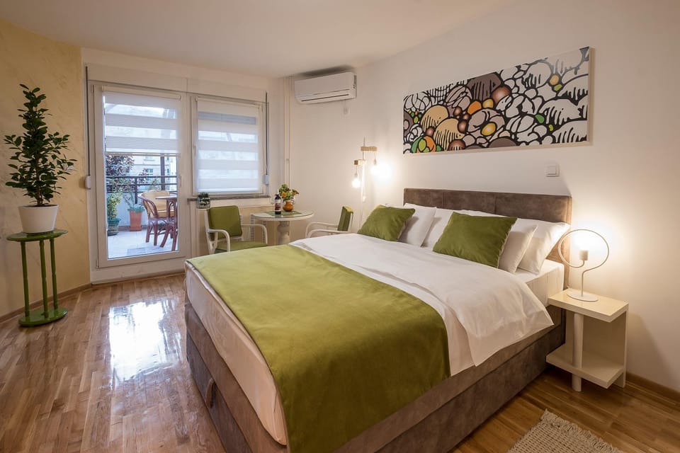 Bed, Seating area