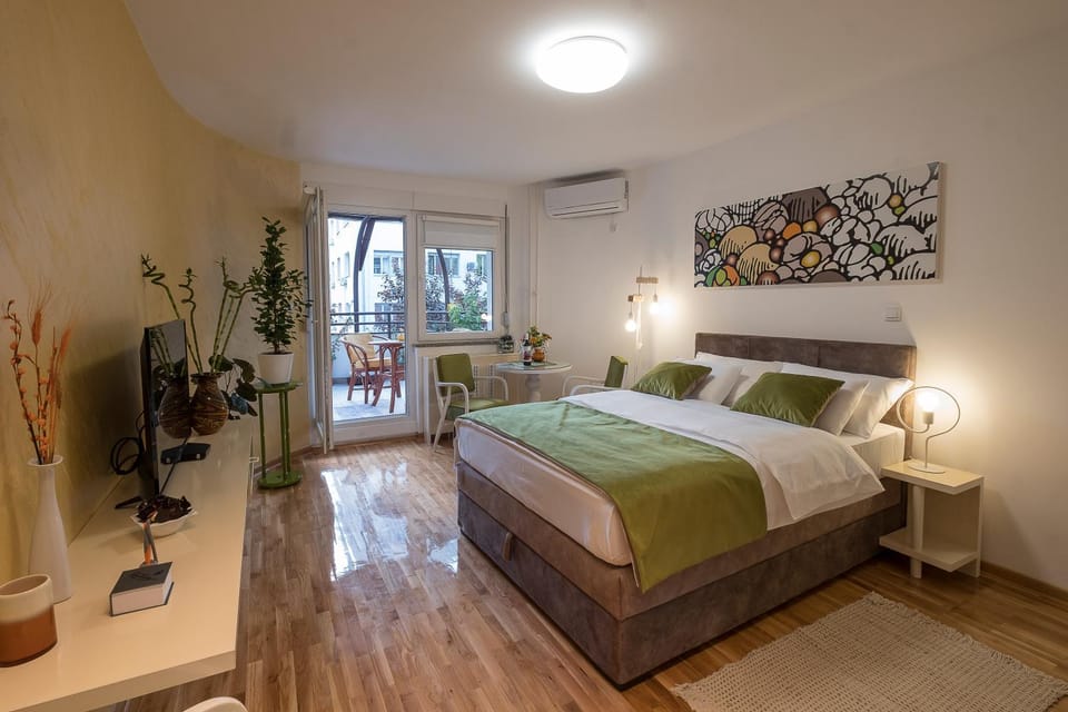 Bed, Seating area