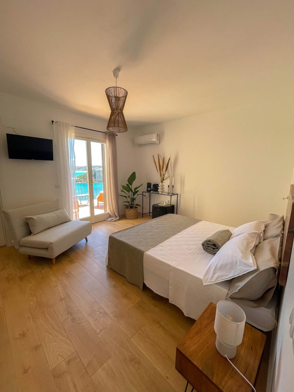 Photo of the whole room, Sea view