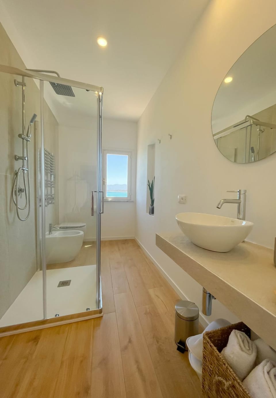 Bathroom, Sea view