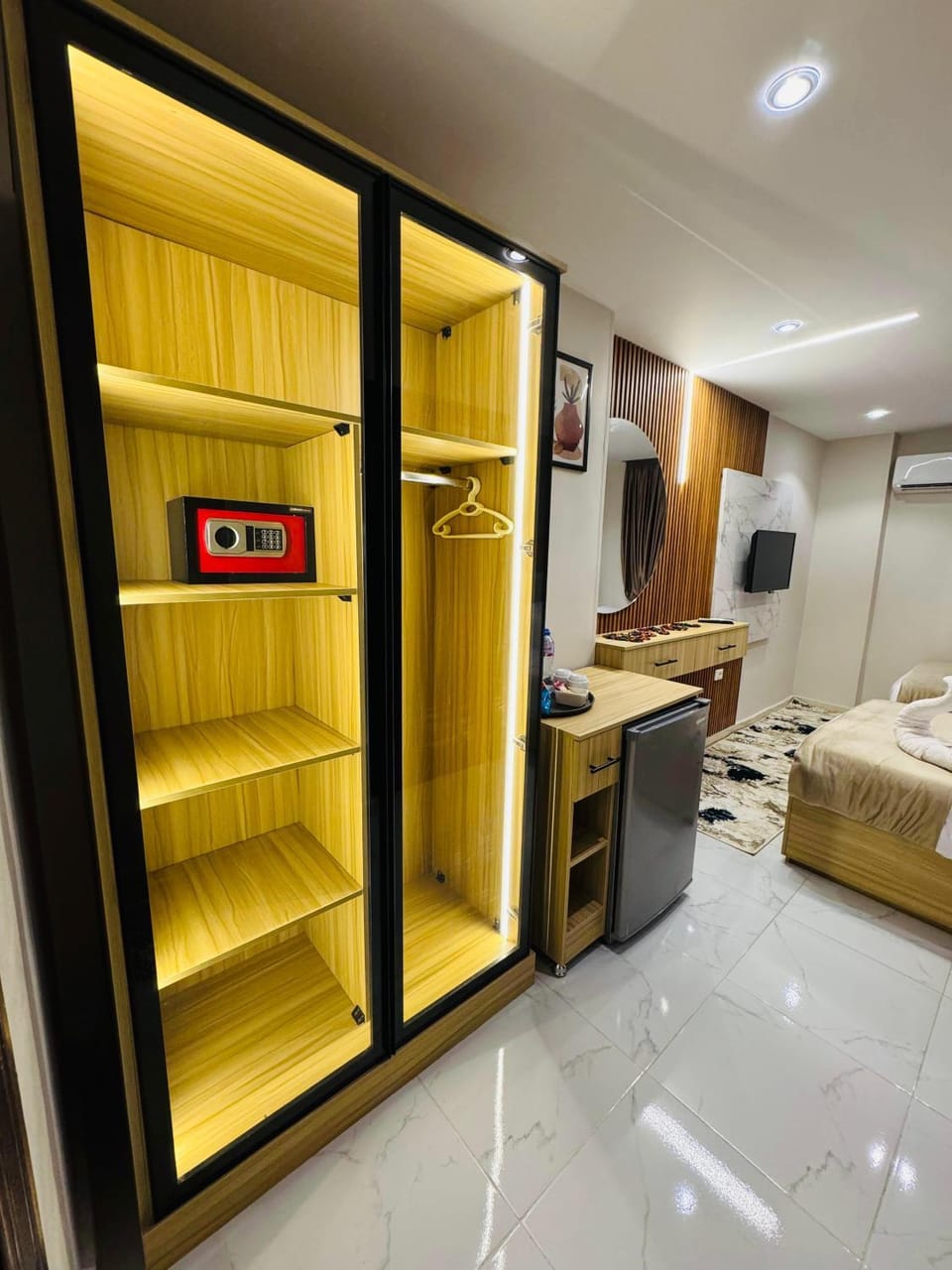 Bed, TV and multimedia, Kitchen or kitchenette, Living room, Photo of the whole room, Seating area, Bedroom, minibar, oven, pet friendly, wardrobe
