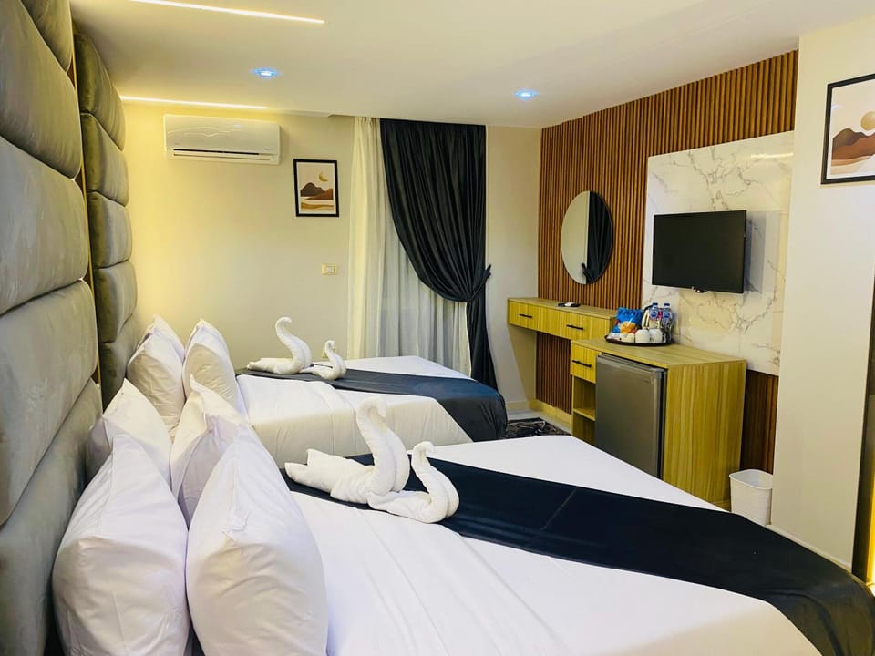 Bed, TV and multimedia, Kitchen or kitchenette, Living room, Photo of the whole room, Seating area, Bedroom, minibar, towels, air conditioner