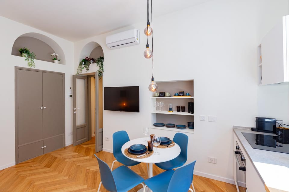 TV and multimedia, Coffee/tea facilities, Kitchen or kitchenette, Living room, Seating area, Dining area, pet friendly, air conditioner