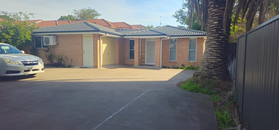 Property building, Day, Neighbourhood, Street view, Parking